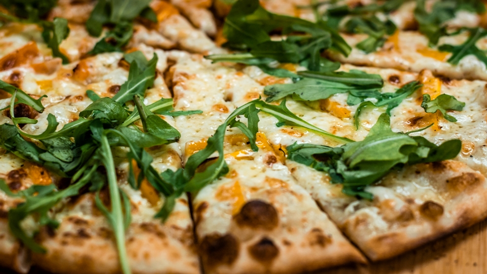 Tre Formaggi Bianco - White Sauce, Fontina, Mozzarella, Pecorino, Arugula