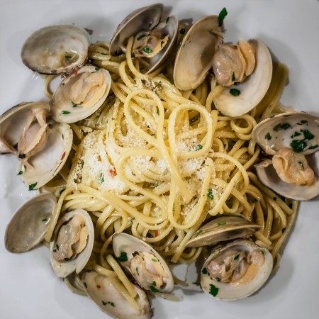 Linguine alle Vongole - Linguine, Baby Clams, Garlic, White Wine, Parsley